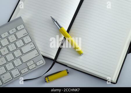 Weiße Aluminium-Tastatur mit gelbem Bürotisch Stockfoto