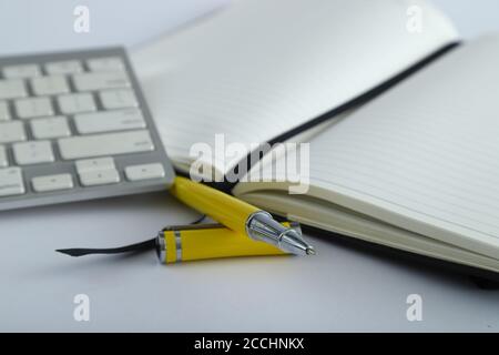 Weiße Aluminium-Tastatur mit gelbem Bürotisch Stockfoto