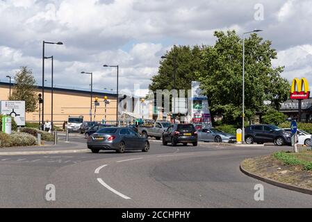 Eingang zum London Southend Airport und zum Airport Retail Park am Harp House Roundabout, Southend on Sea, Essex, Großbritannien. McDonalds. Kreuzung Stockfoto