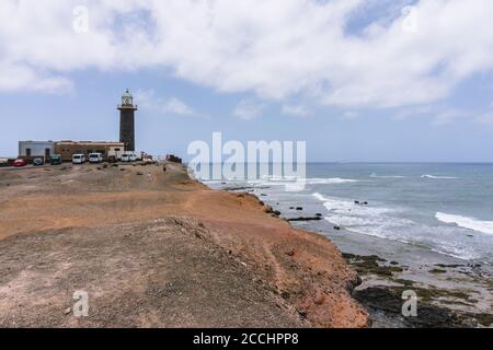 Die felsigen und Wüstenflächen der Halbinsel Jandia. Im Hintergrund der Leuchtturm Punta Jandia (Faro de Punta Jandia). Fuerteventura: Stockfoto