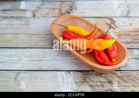 Präsentation von peruanischen scharfroten Chilischoten (Aji Limo) Stockfoto