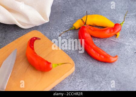 Präsentation von peruanischen scharfroten Chilischoten (Aji Limo) Stockfoto