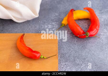 Präsentation von peruanischen scharfroten Chilischoten (Aji Limo) Stockfoto