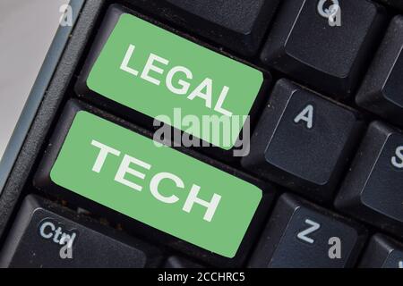 Legal Tech Text schreiben auf Tastatur isoliert auf Laptop-Hintergrund Stockfoto