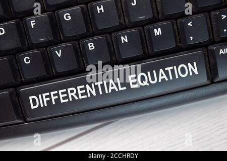 Differential Gleichung Text schreiben auf Tastatur isoliert auf Laptop-Hintergrund Stockfoto