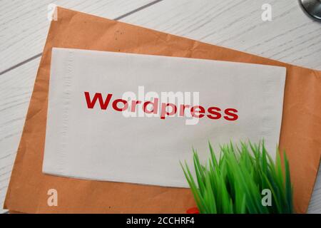 Wordpress Schreiben auf das Gewebe mit Holztisch Hintergrund Stockfoto