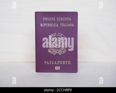 ROM, ITALIEN - CA. AUGUST 2020: Italienischer Reisepass mit elektronischem Chip aus Italien, Europa Stockfoto