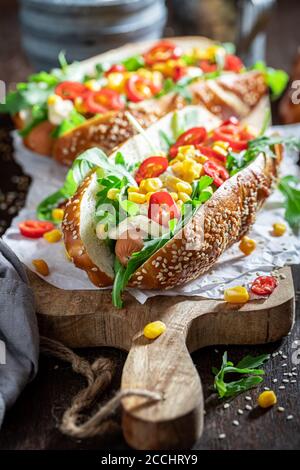 Leckere Hot Dogs mit Rucola, Mais und Chili Stockfoto