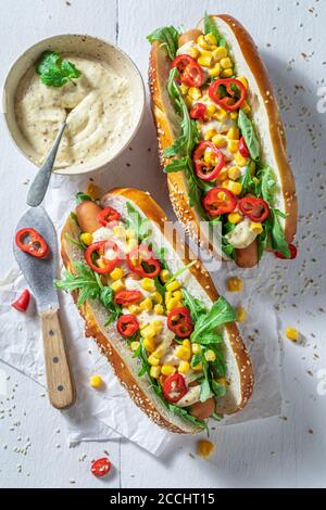 Hausgemachte Hot Dogs mit Rucola, Mais und Chili Stockfoto