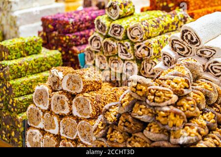 Verschiedene hell gefärbte türkische Köstlichkeiten Süßigkeiten Baklava Lokum und getrocknete Früchte Gemüse auf dem Markt in Istanbul, Türkei. Stockfoto