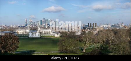 London, Großbritannien - 02. Februar 2019: Panorama der Canary Wharf Wolkenkratzer, National Maritime Museum vor, O2 Arena auf der rechten Seite, wie zu sehen f Stockfoto