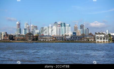 London, Großbritannien - 03 Februar, 2019: Blick über die Themse auf Canary Wharf, major Financial District, mit Wohnbauten im Vordergrund Stockfoto