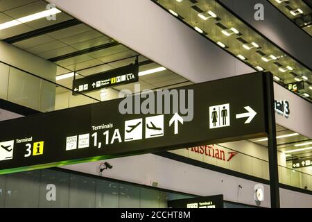 Schwechat, Österreich - 22. April 2019: Navigationsschilder am Terminal 3 Gebäude des Flughafen Wien, Austrian Airlines (Hauptstützpunkt Vien) Stockfoto