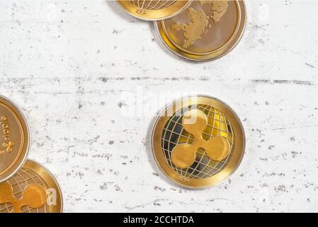 Flach Lay Foto, Welligkeit Kryptowährung XRP goldenen Münzen auf weißem Stein Schreibtisch. Stockfoto