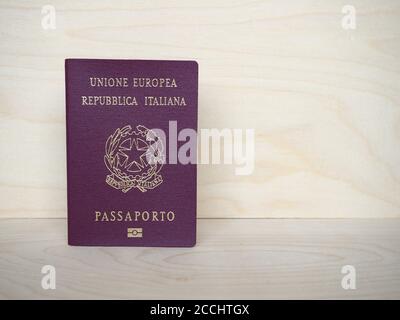 ROM, ITALIEN - CA. AUGUST 2020: Italienischer Reisepass mit elektronischem Chip aus Italien, Europa Stockfoto
