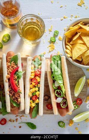 Würzige Hot Dogs mit Senf und Ketchup Stockfoto