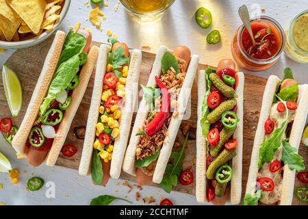 Leckere Hot Dogs mit Senf und Ketchup Stockfoto