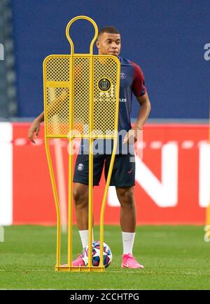 Lissabon, Lissabon, Portugal, 22. August 2020. Kylian MPAPPE, PSG 7 im Training für das Endspiel UEFA Champions League, Finalturnier FC BAYERN MÜNCHEN - PARIS SAINT GERMAIN (PSG) in der Saison 2019/2020, FCB, © Peter Schatz / Alamy Live News / Pool - die UEFA-VORSCHRIFTEN VERBIETEN DIE VERWENDUNG VON FOTOS als BILDSEQUENZEN und/oder QUASI-VIDEO - Nationale und internationale Nachrichtenagenturen AUSSCHLIESSLICHE redaktionelle Verwendung Stockfoto