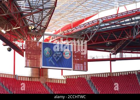 Lissabon, Lissabon, Portugal, 22. August 2020. Screen Board im Training für das Endspiel UEFA Champions League, Finalturnier FC BAYERN MÜNCHEN - PARIS SAINT GERMAIN (PSG) in der Saison 2019/2020, FCB, © Peter Schatz / Alamy Live News / Pool - die UEFA-VORSCHRIFTEN VERBIETEN DIE VERWENDUNG VON FOTOS als BILDSEQUENZEN und/oder QUASI-VIDEO - Nationale und internationale Nachrichtenagenturen AUSSCHLIESSLICHE redaktionelle Verwendung Stockfoto