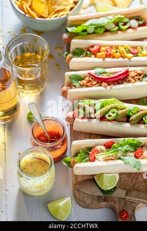 Würzige Hot Dogs serviert mit Limonade und Limette Stockfoto