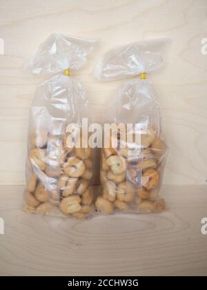 Taralli (auch Tarallini genannt) traditionelle italienische Backwaren aus Apulien Stockfoto