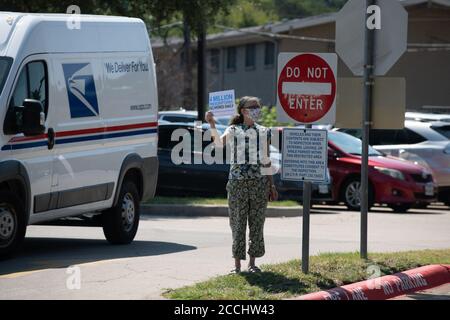 Dallas, TX, USA. August 2020. Nachbarn im Lakewood-Gebiet im Osten von Dallas TX versammelten sich am Samstagmorgen, um Unterstützung für Postarbeiter zu zeigen. Sie übergaben den Managern der Lakewood Station, 75214, eine Dankeskarte, die von Hunderten von Nachbarn signiert wurde. Kredit: AVI Adelman/ZUMA Wire/Alamy Live Nachrichten Stockfoto