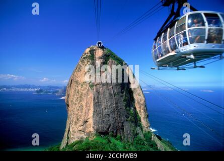 Seilbahn fahren zum Seitenanfang Zuckerhut (Pao de Acucar) über Rio De Janeiro in Brasilien Stockfoto