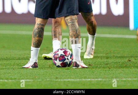 Lissabon, Lissabon, Portugal, 22. August 2020. Beine von Idrissa GUEYE, PSG 27 mit Tätowierungen seiner Kinder und NEYMAR, PSG 10 im Training für das Endspiel UEFA Champions League, Abschlussturnier FC BAYERN MÜNCHEN - PARIS SAINT GERMAIN (PSG) in der Saison 2019/2020, FCB, © Peter Schatz / Alamy Live News / Pool - die UEFA-VORSCHRIFTEN VERBIETEN DIE VERWENDUNG VON FOTOS als BILDSEQUENZEN und/oder QUASI-VIDEO - Nationale und internationale Nachrichtenagenturen AUSSCHLIESSLICHE redaktionelle Verwendung Stockfoto