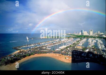 Ala Wai Hafen unter buntem Regenbogen in Waikiki, Honolulu vom Rainbow Tower Hilton Hawaiian Village auf Oahu Island Stockfoto