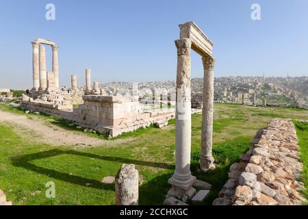 Säulen des Herkules- oder römischen Tempels. Römisches Bauwerk in der Zitadelle von Amman (Jabal al-Qal’a) in Jordanien. Hauptstadt des Königreichs Ammon. Stockfoto