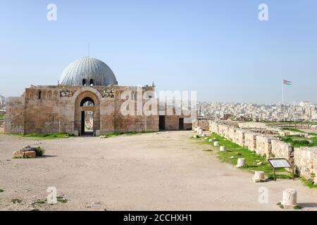 Umayyad Palace, ein großer palastartiger Komplex in der Zitadelle (Jabal al-Qal'a), Amman, Jordanien. Bau auch als Kiosk oder monumentale Tor bekannt. Stockfoto