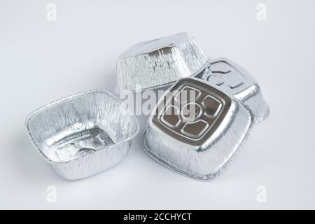 Saubere, Einweg-Aluminiumschalen, Folienbehälter -Take Away-Paket- auf weißem Hintergrund. Stockfoto