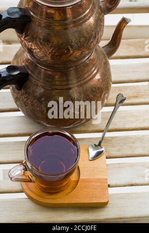 Traditioneller türkischer Tee auf Holztisch mit Vintage-Kupfer-Teekanne Stockfoto