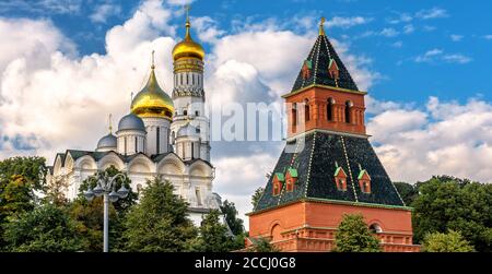 Moskauer Kreml Nahaufnahme im Sommer, Russland. Es ist die Top-Touristenattraktion von Moskau. Panoramablick auf den Moskauer Kremlturm und die alte Kathedrale. Mediev Stockfoto