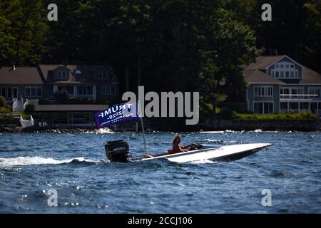 Weirs Beach, New Hampshire, USA 22. August 2020. Eine Trump Boat Parade wurde am Lake Winnipesaukee in Weirs Beach, New Hampshire an diesem Samstag, 22. August statt. Rund 200 Boote paradierten auf dem See zur Unterstützung von Präsident Trump für seine bevorstehende Wiederwahl. Die Boote waren mit trumpfffahnen und Schilder geschmückt. Dies ist die größte Anzahl von Booten, die der See auf einmal gesehen hat.viele Menschen haben keine Masken für die Prävention von COVID-19, Corona Virus. Kredit: Allison Dinner/ZUMA Wire/Alamy Live Nachrichten Stockfoto