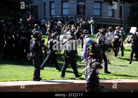 USA. August 2020. Polizeibeamte des Heimatschutzministeriums klären am 22. August 2020 die Demonstranten von Terry Shrunk Plaza in Portland, Oregon, ab. (Foto: Alex Milan Tracy/Sipa USA) Quelle: SIPA USA/Alamy Live News Stockfoto