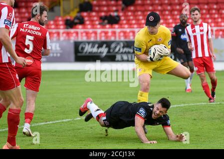 Sligo, Irland. August 2020. Patrick Hoban von Dundalk wurde während des SSE Airtricity Premier Division Spiels zwischen Sligo Rovers und Dundalk FC auf dem Showgrounds in Sligo, Irland am 22. August 2020 gefuellt (Foto von Andrew SURMA/SIPA USA) Credit: SIPA USA/Alamy Live News Stockfoto