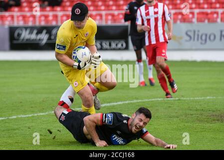 Sligo, Irland. August 2020. Patrick Hoban von Dundalk wurde während des SSE Airtricity Premier Division Spiels zwischen Sligo Rovers und Dundalk FC auf dem Showgrounds in Sligo, Irland am 22. August 2020 gefuellt (Foto von Andrew SURMA/SIPA USA) Credit: SIPA USA/Alamy Live News Stockfoto