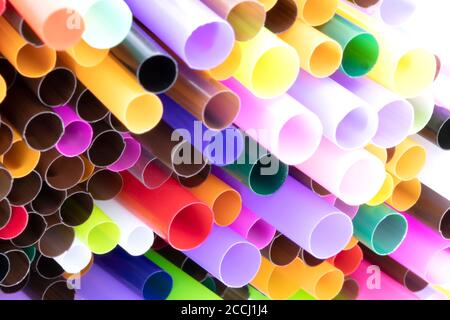 Bunte Trinkhalme auf weißem Hintergrund Stockfoto