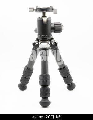 Mini-Fotostativ mit Kugelkopf isoliert auf weißem Hintergrund Stockfoto