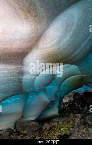 Saisonale Eishöhle durch Schmelzen aus dem fließenden Cispus River, Goat Rocks Wilderness, Gifford Pinchot National Forest, Washington State, USA Stockfoto