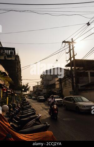 Am späten Nachmittag parkten die Fahrräder an einer Seitenstraße von Vientiane Stockfoto