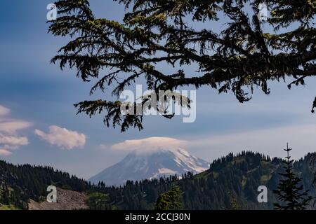 Mount Adams mit einer Wolkenkappe vom Pacific Crest Trail aus gesehen in der Goat Rocks Wilderness, Gifford Pinchot National Forest, Washington State, USA Stockfoto