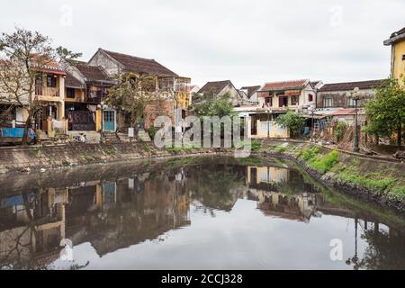 Hoi an / Vietnam - 18. Januar 2020: Panoramablick auf alte traditionelle Häuser in Hoi an vor einem kleinen See Stockfoto