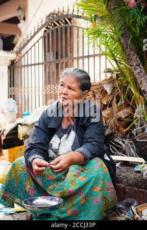 Thailändische Frau bereitet Chilis zum Verkauf am Morgen Markt in Luang Prabang Stockfoto