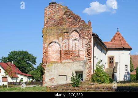 11. August 2020, Sachsen-Anhalt, Schönhausen (Elbe): Der zerstörte Flügel von Schloss I im Gutshof Schönhausen. Der erhaltene Seitenflügel beherbergt das Bismarck Museum. Das Hauptgebäude wurde 1958 gesprengt. Das ehemalige Schloss ist der Geburtsort des ersten Reichskanzlers Otto von Bismarck, der dort am 1. April 1815 geboren wurde. Das Dorf Schönhausen ging 1562 in den Besitz der Familie Bismarck über. Foto: Klaus-Dietmar Gabbert/dpa-Zentralbild/ZB Stockfoto