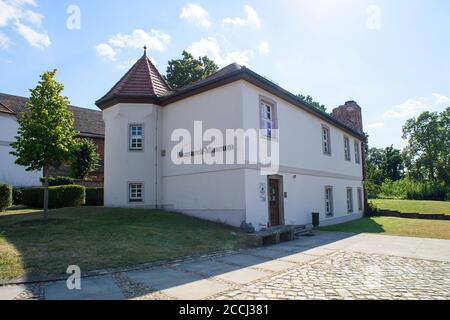 11. August 2020, Sachsen-Anhalt, Schönhausen (Elbe): Das Bismarck-Museum am Rande des Gutsparks Schönhausen, das in einem Seitenflügel eines Schlosses errichtet wurde, dessen Hauptgebäude 1958 gesprengt wurde. Das ehemalige Schloss ist der Geburtsort des ersten Reichskanzlers Otto von Bismarck, der dort am 1. April 1815 geboren wurde. Das Dorf Schönhausen ging 1562 in den Besitz der Familie Bismarck über. Foto: Klaus-Dietmar Gabbert/dpa-Zentralbild/ZB Stockfoto