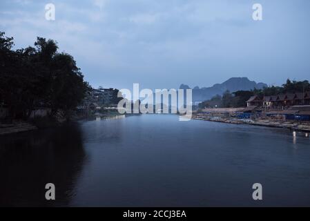 Nam Song River in Vang Vieng, L:aos bei Sonnenaufgang Stockfoto