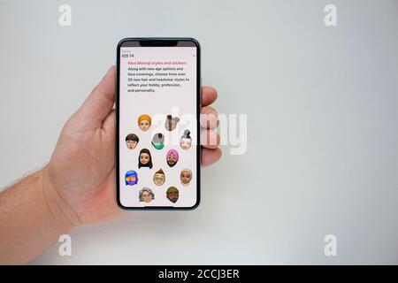 Calgary, Alberta, Kanada. August 22 2020. Eine Person, die ein iPhone Max Pro mit dem neuen Memojis auf iOS14 Update hält. Stockfoto
