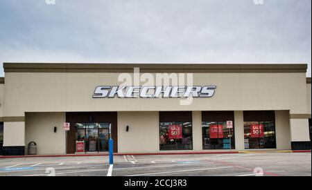 Humble, Texas/USA 11/28/2019: Skechers Store Exterior und Parkplatz in Humble, TX. North American Footwear Company gegründet im Jahr 1992. Stockfoto